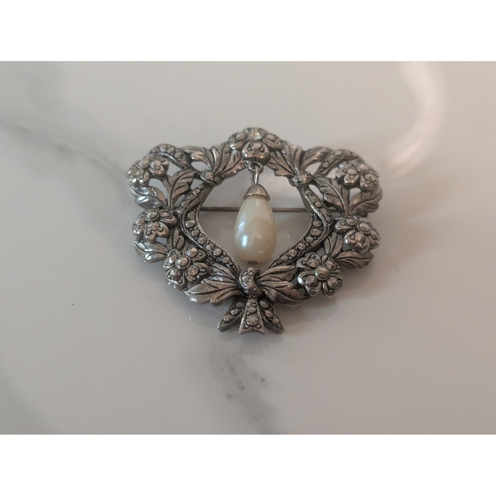 AVON Vintage Renaissance Heart Brooch Silver Tone Faux Pearl Teardrop Pin 2"